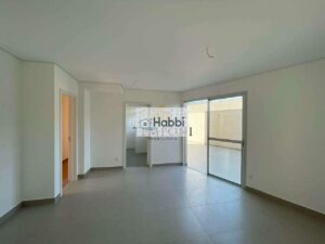 composta por 03 quartos amplos com piso em laminado de madeira