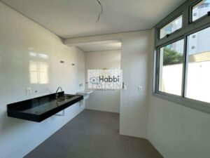 ampla sala para 02 ambientes e piso em porcelanato
