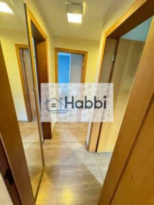 iluminação planejada e piso em laminado de madeira