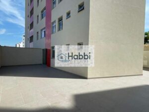 composta por 03 quartos amplos com piso em laminado de madeira