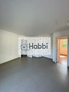 demarcadas e livres.    Prédio com fachada revestida e textura acrílica