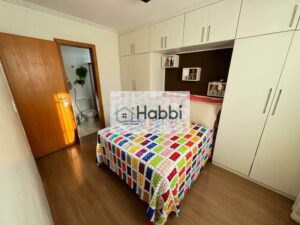 03 quartos amplos com armários planejados e piso em laminado de madeira