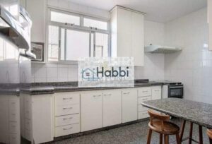 piso em mármore;    01 Cozinha com armários