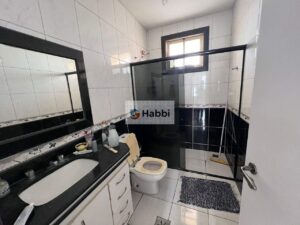 a sala para dois ambientes com teto rebaixado impressiona pela elegância e sofisticação