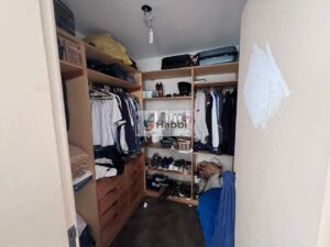 é ideal para momentos de descontração e lazer ao ar livre. A sala de jantar separada proporciona um ambiente mais formal para refeições especiais.