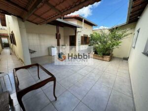 esta casa oferece ambientes amplos e arejados