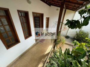 perfeitos para momentos de convívio e lazer. A sala para dois ambientes
