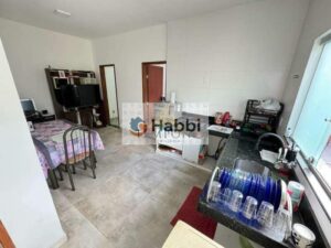cria uma atmosfera sofisticada e acolhedora. O piso em porcelanato