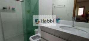 uma ampla sala para dois ambientes convida à convivência e ao relaxamento. A cozinha espaçosa