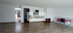 e uma sala aconchegante proporciona um espaço adicional para relaxar ou receber visitas.  No segundo pavimento