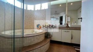 ideal para quem busca um refúgio do agito da cidade sem abrir mão da praticidade. A localização privilegiada oferece fácil acesso a uma completa infraestrutura de comércio