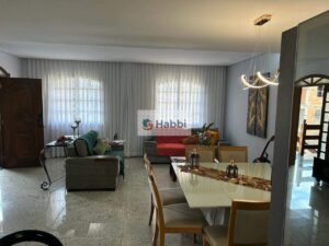 garantindo praticidade e segurança para sua família e visitantes.  Ao adentrar a residência