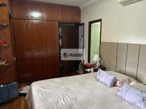 A casa conta com três quartos com armários
