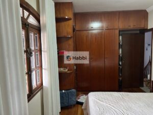 sendo um suíte com box blindex e armário