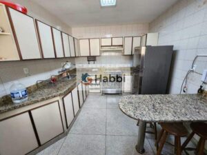 com armários planejados e piso em granito