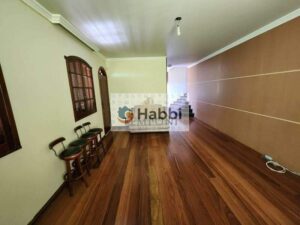 é um convite para os amantes da culinária.  São cinco quartos com piso em tábua corrida