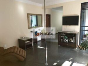 a casa conta com um banheiro social