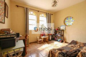 Imagine-se vivendo em uma residência que une a praticidade da vida urbana ao aconchego de um lar acolhedor.  Esta casa esbanja elegância e funcionalidade em cada detalhe. São cinco quartos espaçosos