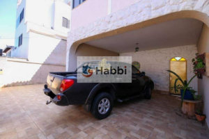 a casa oferece cinco vagas de garagem