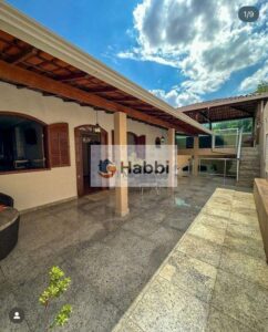 em um lote de 360m² e 246m² de área construída. Prepare-se para se encantar com todos os detalhes que tornam esta casa o lugar perfeito para criar memórias inesquecíveis.