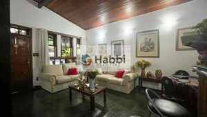 enquanto a cozinha espaçosa