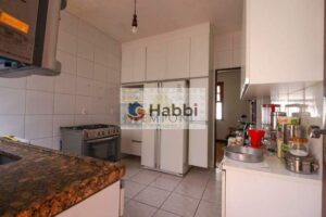 Imagine-se desfrutando de momentos inesquecíveis com sua família em uma ampla sala para dois ambientes com aconchegante piso em taco.  Os quatro quartos