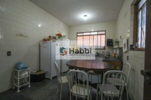 com ótima iluminação natural. A cozinha ampla