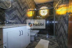 oferecem conforto e privacidade para toda a família. A suíte principal conta com closet e uma varanda com vista para a rua