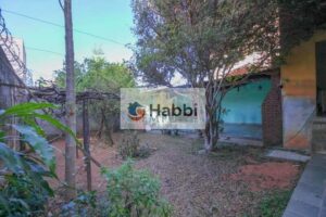 um refúgio perfeito para relaxar e apreciar a paisagem. Um banheiro social com box em blindex atende aos demais quartos.