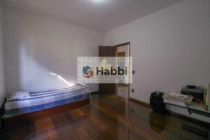 com 4 quartos (sendo 1 suíte)