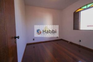 4 vagas de garagem e amplos 308m² em Belo Horizonte. Este imóvel é ideal para quem busca um lar espaçoso e aconchegante em uma das regiões mais desejadas da cidade.