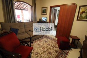 interfone e alarme.  1° Pavimento:   Sala para 3 ambientes com varanda;  1 quarto amplo;  2 Banhos sendo 1 social com bancada em mármore e armários;  Banho de Serviço;  Lavanderia;  Cozinha ampla com bancadas em granito e com armários;    2° Pavimento:   Sala para 2 ambientes;  2 quartos amplos;  1 suíte com bancada em mármore