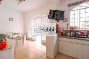 e 04 Vagas – 485m² - Colégio Batista   1° Pavimento:   Sala ampla para 2 ambientes com piso em porcelanato;   Cozinha com armários