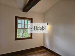 revestimentos em pastilhas e detalhes em madeira que agregam sofisticação e personalidade.   Infraestrutura:   O sistema de aquecimento abrange toda a casa