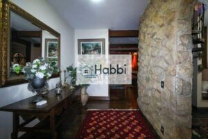 proporcionando um ambiente aconchegante;   • Cozinha equipada com armários