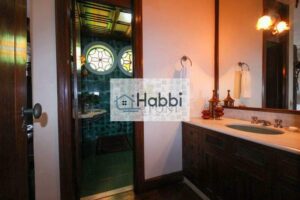 com box de despejo e despensa;   • DCE;   • Sótão transformado em sala com piso em tábua corrida e armário planejado;   • Espaço gourmet com churrasqueira