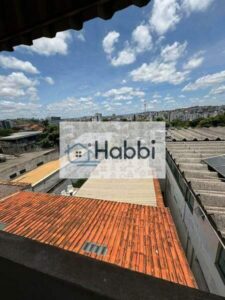 cozinha revestida com bancada em granito e armários planejados