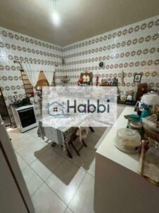 área de serviço independente e quintal.  02 Vagas de garagem descobertas em linha.  Casa com interfone