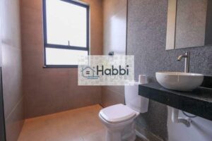 Casa com aproximadamente 740 m²;    05 Quartos com suíte e closet;   05 Banho social;   3 lavabo;   01 Sala ampla para três ambientes;   Cozinha com armários;   Área de serviço;   Área livre;   Espaço para academia;  Interfone;   Portão eletrônico;  04 vagas livres e cobertas.   Sol da manhã.   Valores sujeitos à alteração sem aviso prévio!