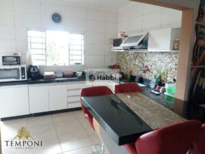 esta casa oferece o espaço ideal para acomodar sua família com conforto e privacidade. A sala ampla