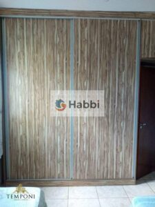 a propriedade conta com uma sala e um quarto na parte inferior da casa