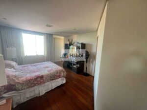 perfeita para receber visitas e desfrutar de momentos de convívio. A sala de TV com painel oferece um espaço aconchegante para relaxar. A cozinha