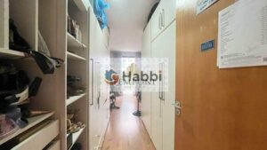proporcionando ainda mais conforto e espaço para organização. A garagem para quatro carros garante praticidade e segurança para toda a família.