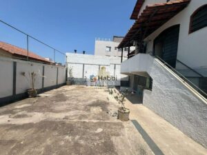 ideal para momentos de relaxamento e convívio social. O piso em pedra de São Tomé confere charme e requinte aos espaços. A sala de jantar