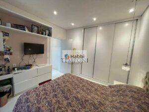 Com 110 m² de área construída em um amplo lote de 330 m²