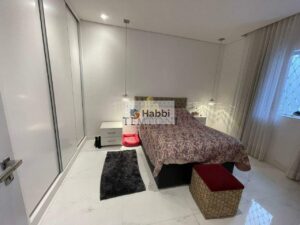 esta casa esbanja elegância e praticidade. Seus 03 quartos amplos