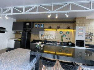 conta com bancada em granito