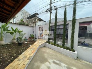 cria um espaço perfeito para momentos de convívio e relaxamento. Detalhes como a cristaleira e o piso em porcelanato adicionam requinte ao ambiente. A cozinha americana