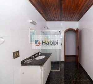 com aproximadamente 550m² de área construída em um terreno de 1.450m²