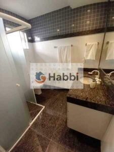 é um convite para os amantes da culinária. Um lavabo com piso em porcelanato